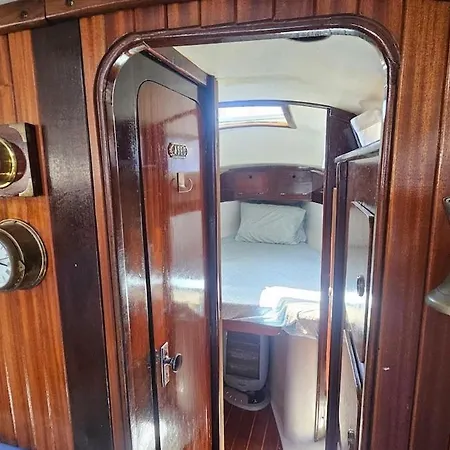 Boat Puma 34 船上ホテル リスボン
